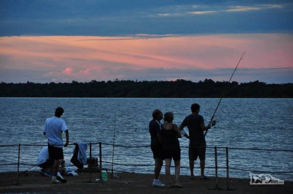 Um belo entardecer às margens do rio uruguai, em Colón, na Argentina